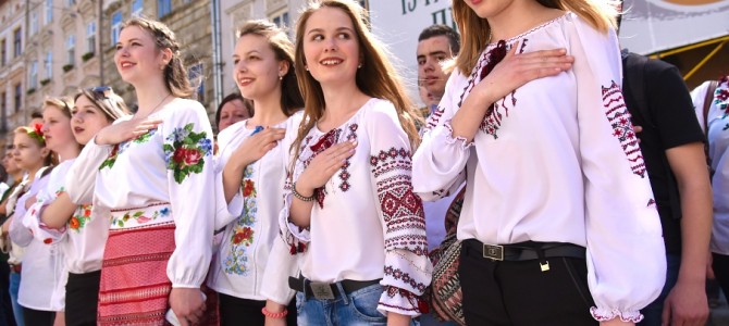 Святково: «Жива вишиванка» й святкова хода. Львів відзначає день вишиванки (фото, відео) Святково: «Жива вишиванка» й святкова хода. Львів відзначає день вишиванки (фото, відео)