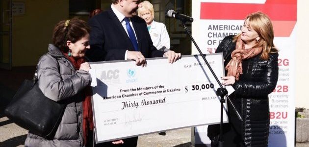 Американські благодійники передали $30 тисяч на обладнання для Охматдиту Американські благодійники передали $30 тисяч на обладнання для Охматдиту