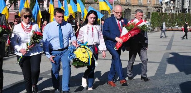 Фото дня: У Львові українці з поляками відзначили День Конституції Польщі Фото дня: У Львові українці з поляками відзначили День Конституції Польщі
