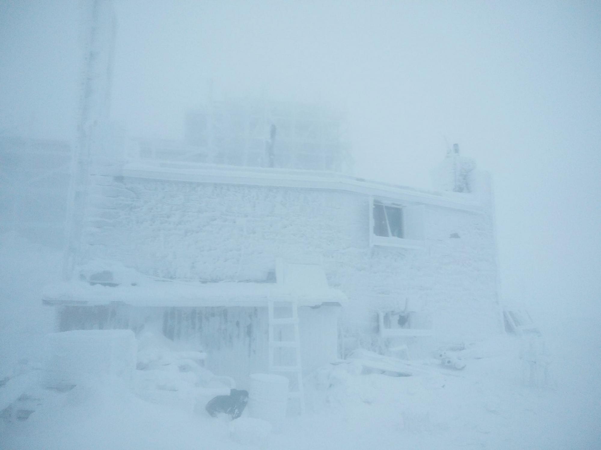 У Карпати прийшла справжня зима: гори засипає снігом (фото)