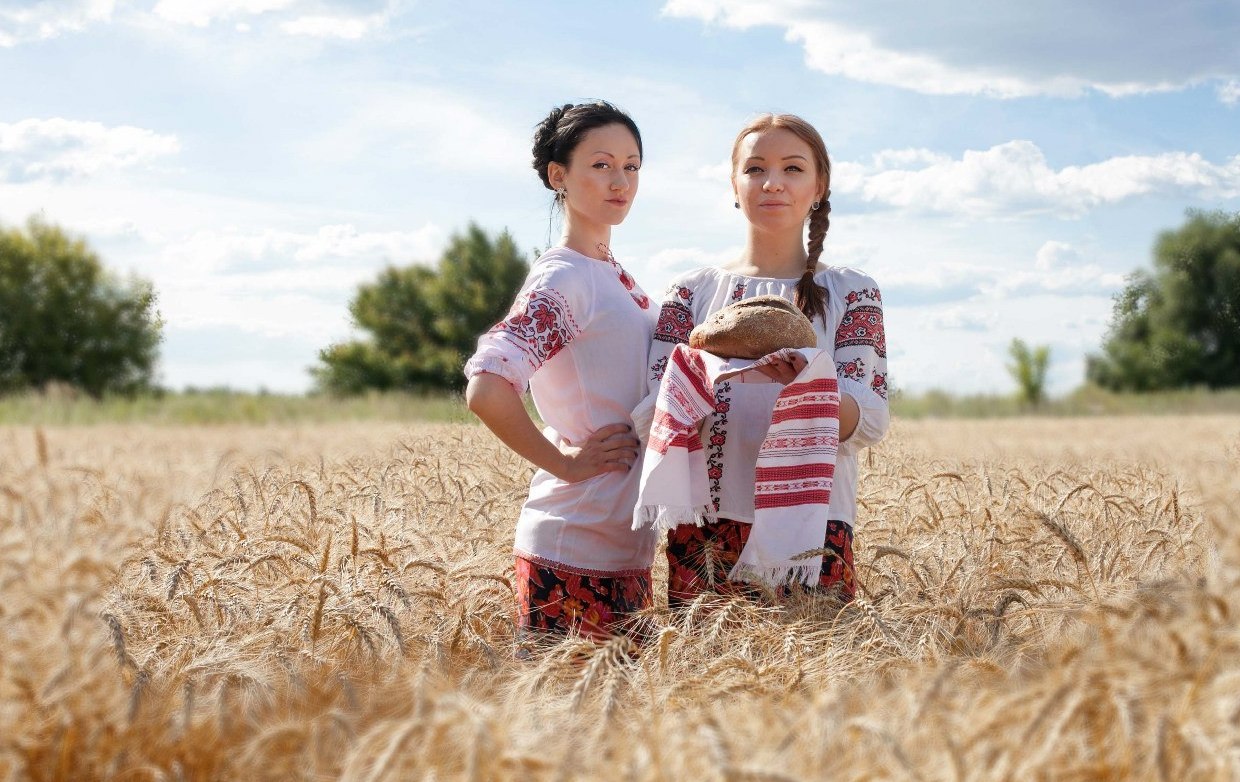 Дівчата у вишиванках © sendflowers.ua