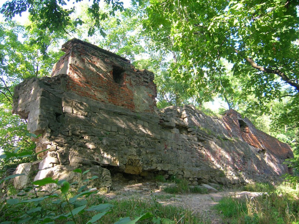 Також тут можна полазити на залишках мурів замку ХІІІ століття © touristclub.kiev.ua