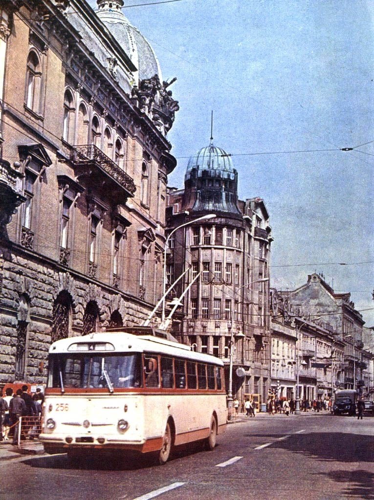 Львів, тролейбус їде по проспекту Свободи