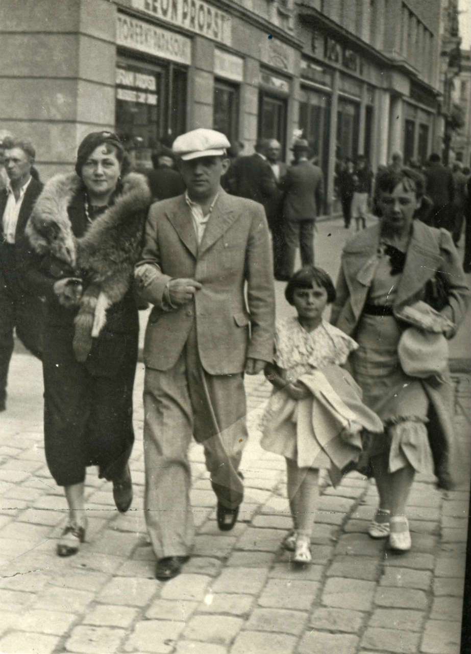 Родина на прогулянці, нин. проспектом Свободи. Фото до 1939 року