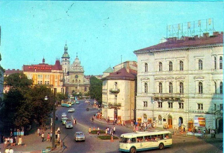 Львів, тролейбус їде з проспекту Шевченка на площу Міцкевича