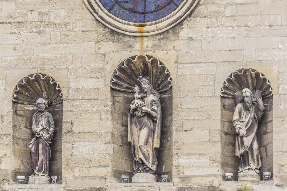 Фігура Матері Божої на фасаді Бернардинського костелу