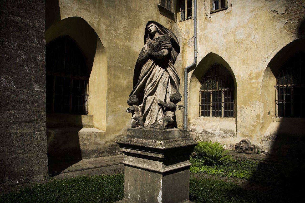 Фігура Матері Божої у подвір'ї Львівського музею історії релігії 