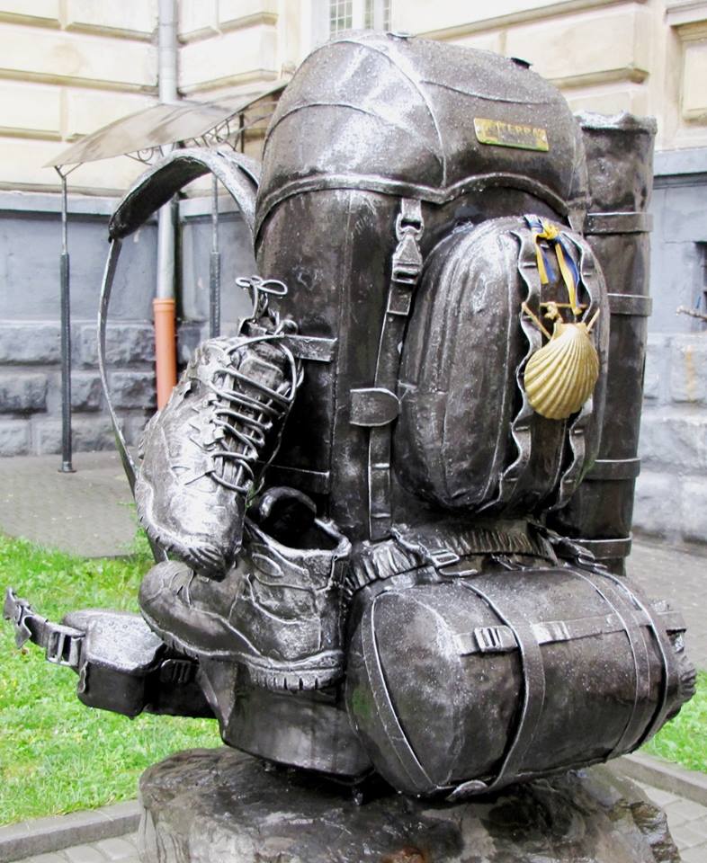 Пам’ятник рюкзаку в дворику Географічного факультету © Катя Барило