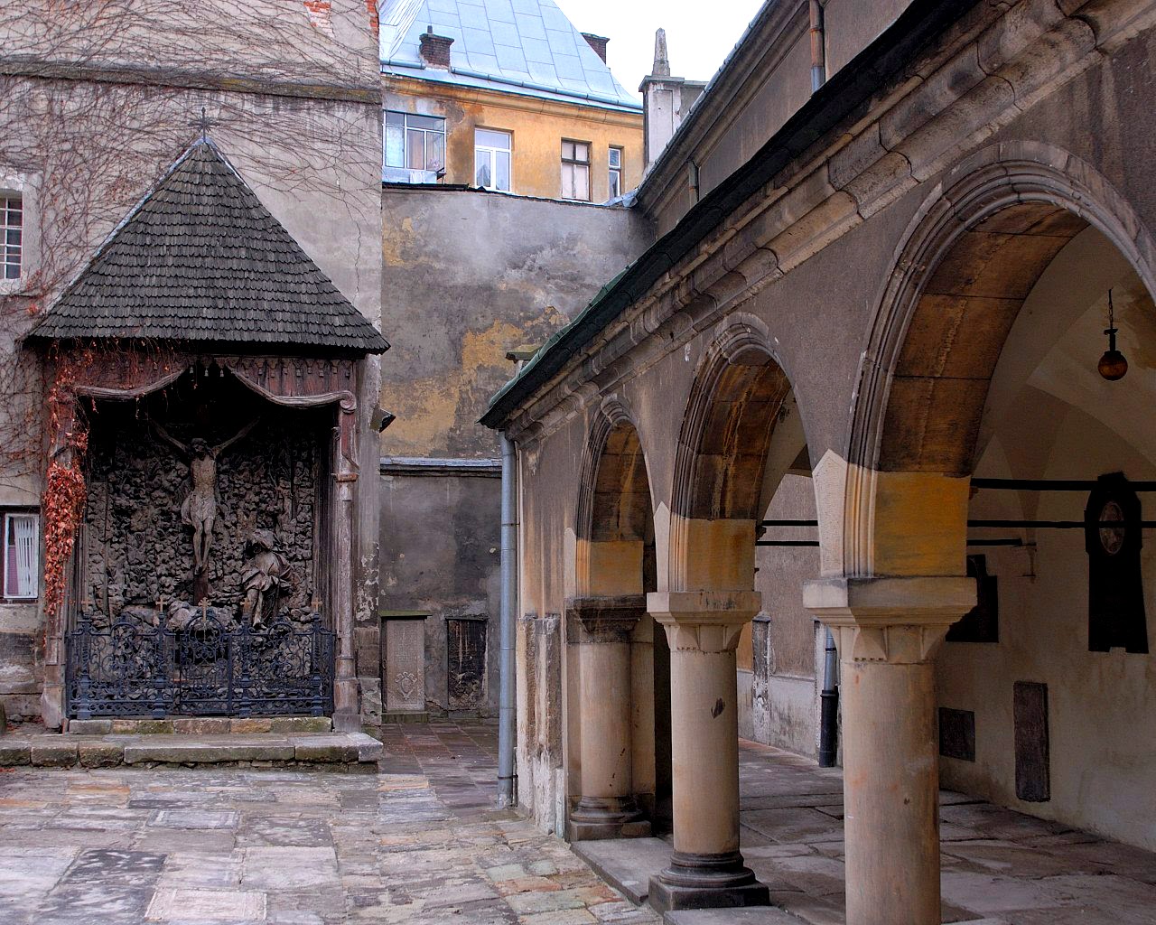 Внутрішній дворик Вірменської церкви