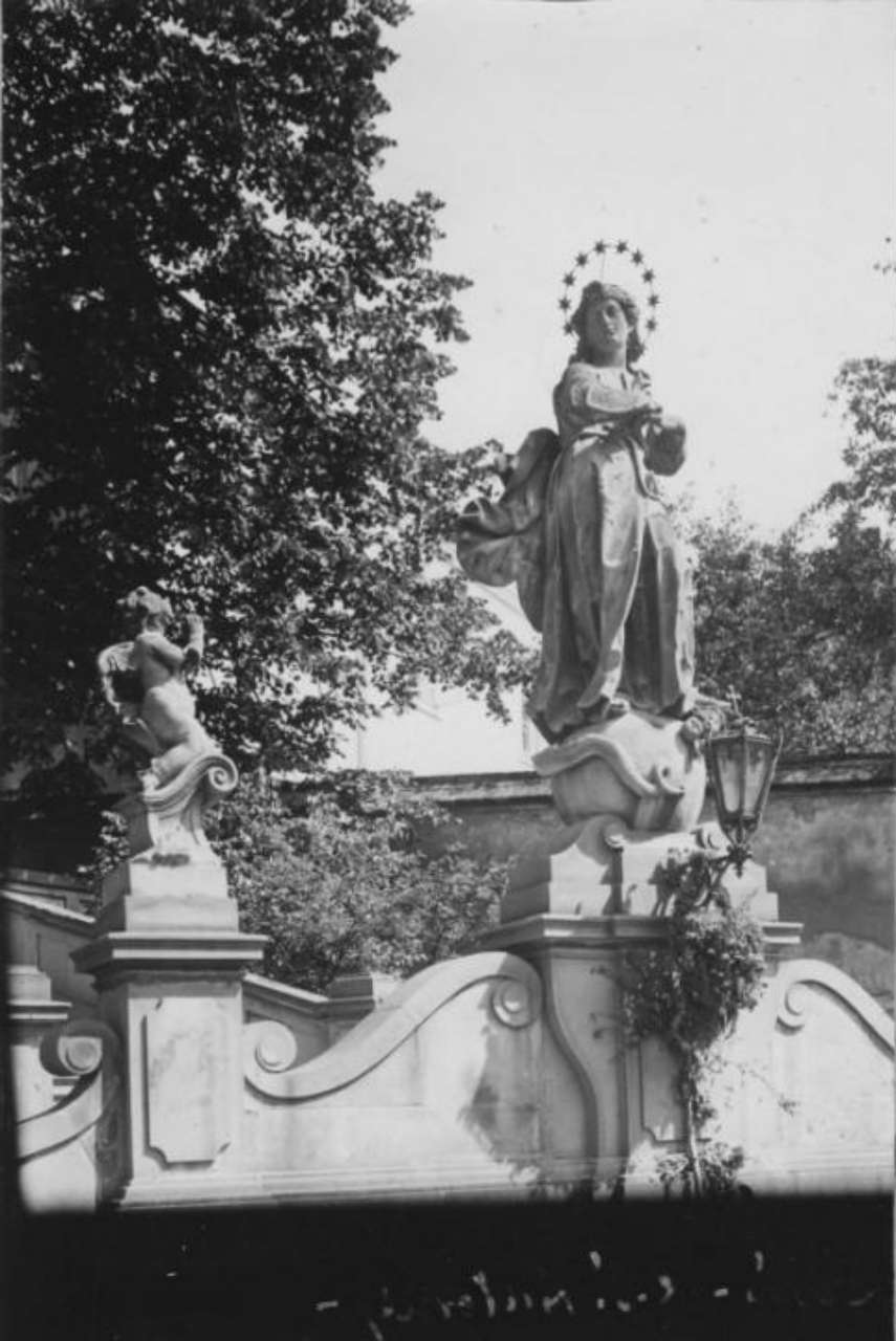 Скульптура янгола та Богоматері на сходах костелу Св.Антонія. Фото 1912 року