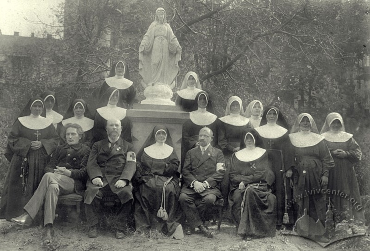 Сестри-терціанки біля скульптури Матері Божої в саду Дому Опіки Св.Ядвіги. Фото 1914-1915 рр.