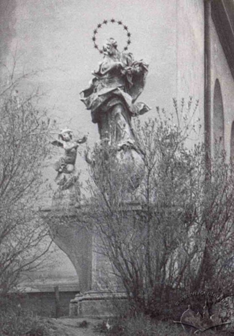 Церква Марії Сніжної та скульптура Богоматері поруч із нею. Листівка 1900-1901 рр.
