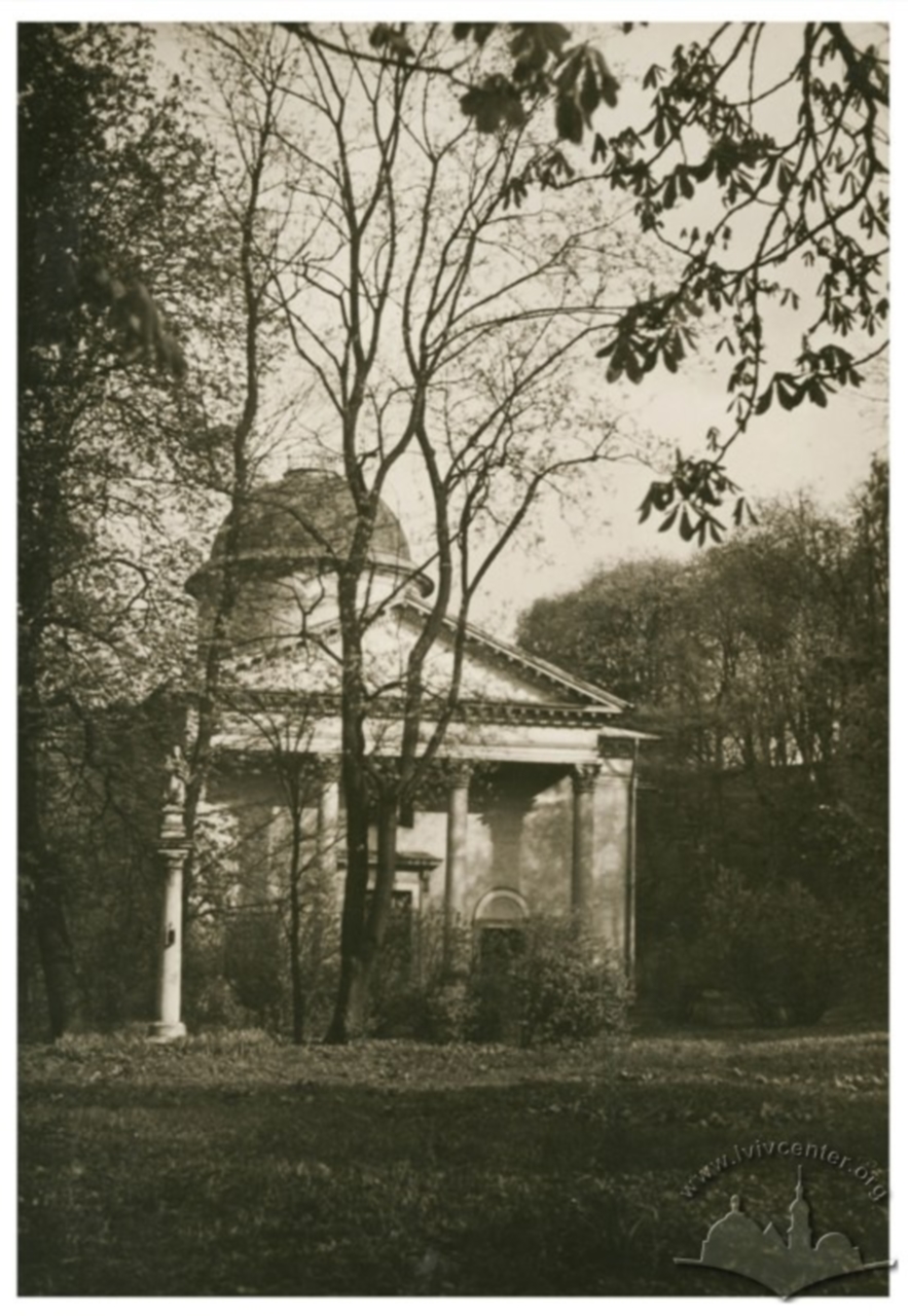 Колона з Богоматір’ю перед закладом Оссолінських. Фото 1938-1939 рр.