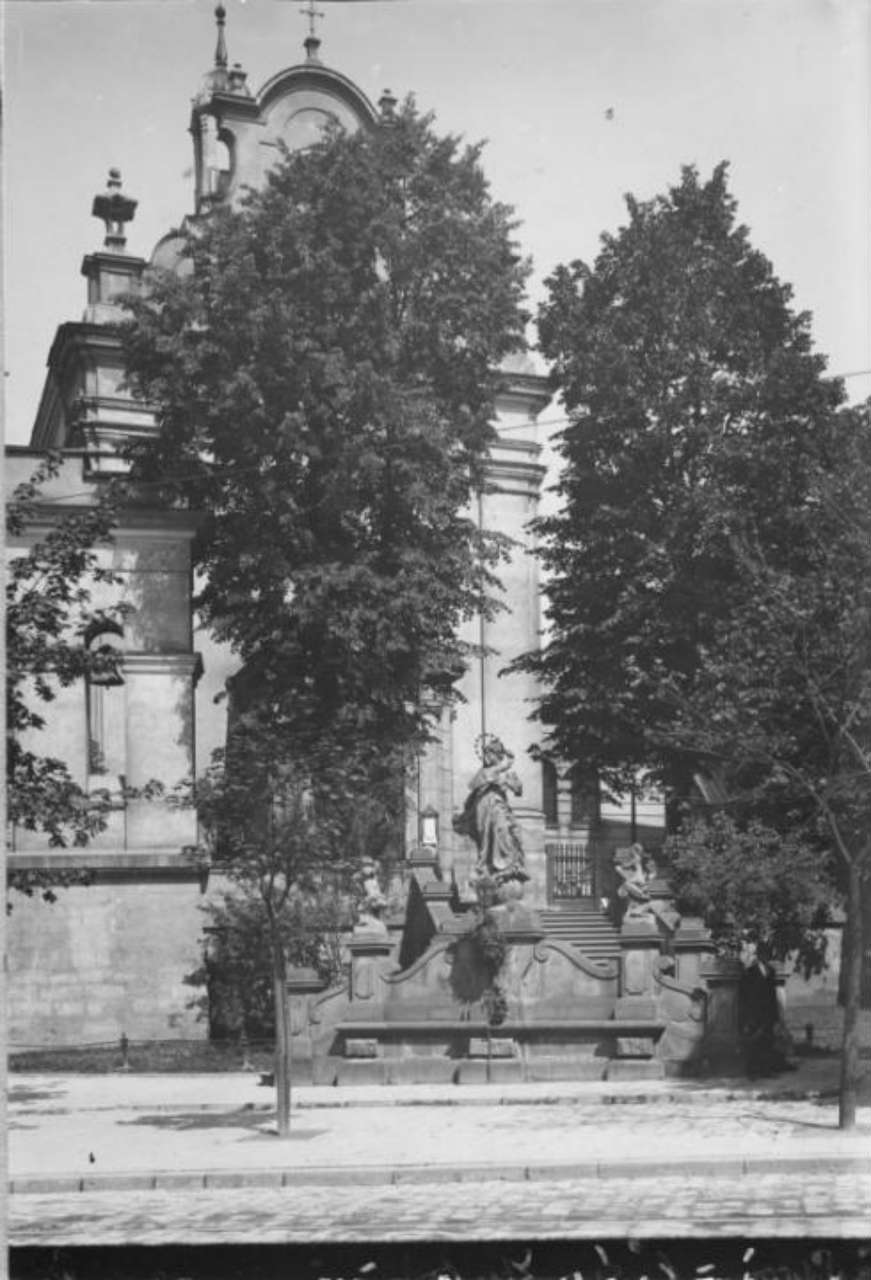 Скульптури янголів та Богоматері на сходах костелу Св.Антонія. Фото 1912 року