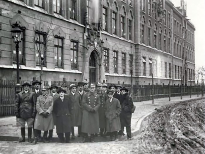 Польські ветерани біля школи Сєнкевича на 10-ту річницю битви. Фото 1928 року