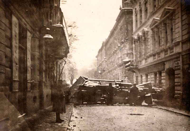Львів, барикади на вулиці Словацького. Фотографія 1918 року.