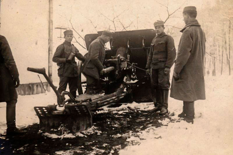 Гаубиці біля теперішнього ресторану на Високому Замку. Фотографія 1918 року.