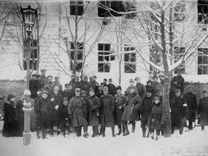 Львів, польські солдати біля Кадетської школи. Фотографія 1918 року.