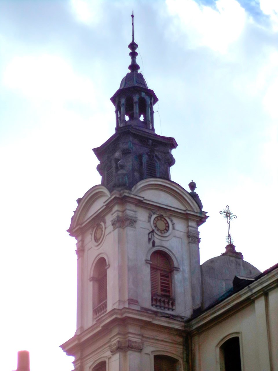 Вежа костелу Марії Магдалини з пам’ятним ядром з боїв 1918 року. Сучасне фото