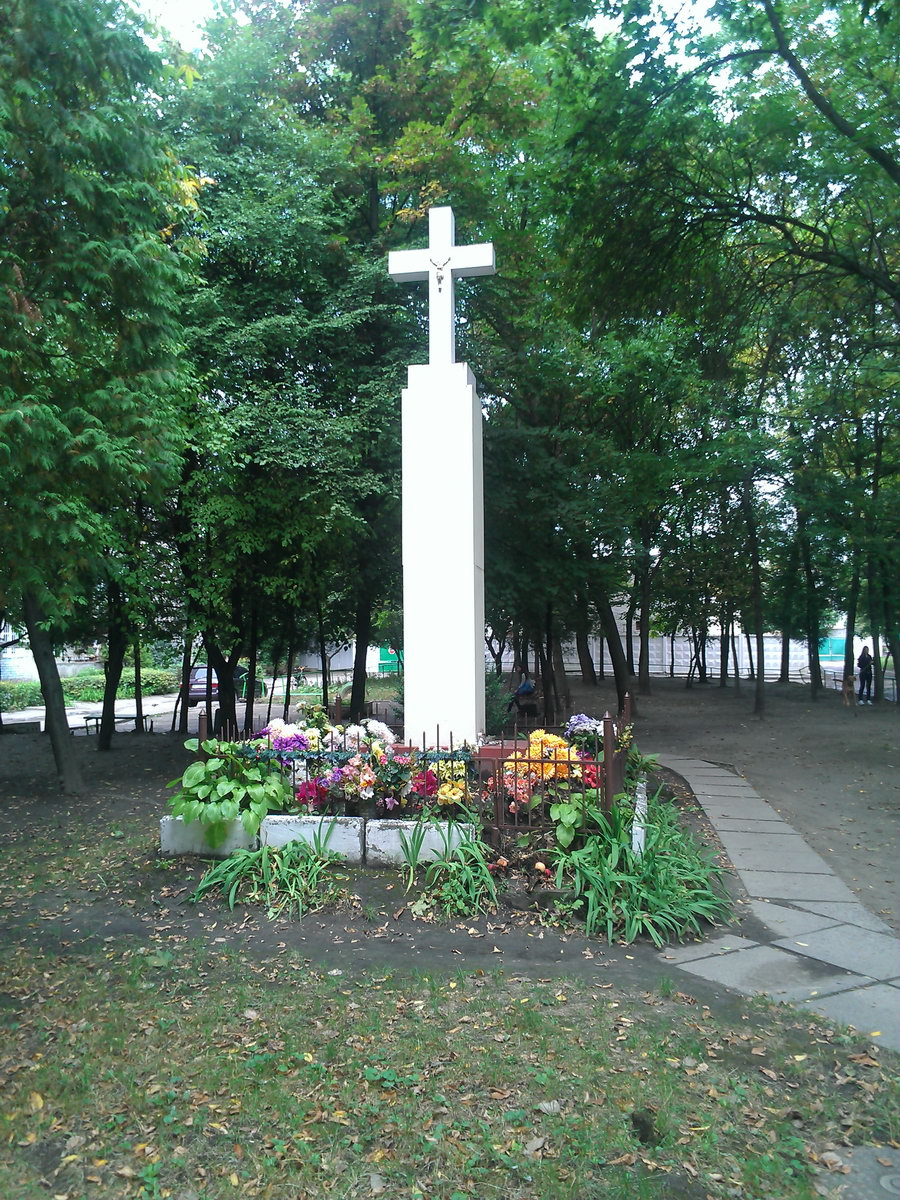 Пам’ятний хрест на місці церкви Введення (костел Марії Магдалени)