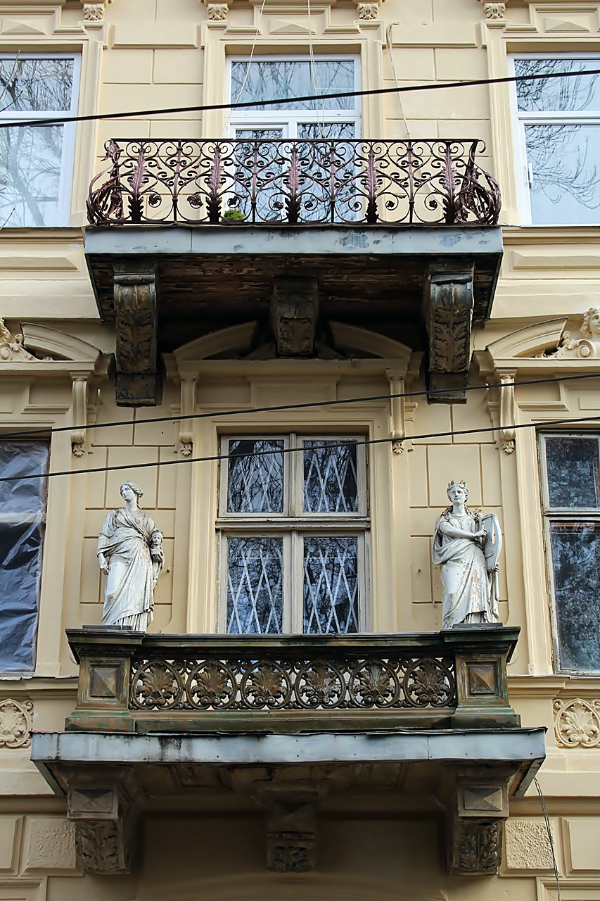 Балкон будинку прикрашений статуями Скульптури і Музики авторства Леонарда Марконі