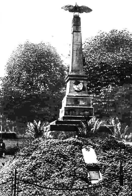 Обеліск на Горі Страт, навколо котрої Рерінгом було створено парк Вісіньовського. Фото кінця XIX ст.