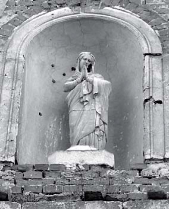 Фігура Матері Божої у ніші фасаду костелу Святого Валентина в Раковці