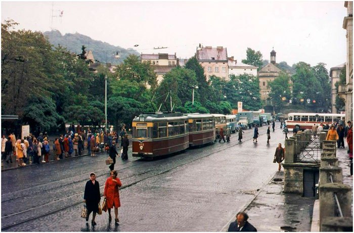 Сквер на місці теперішнього ринку «Добробут», вигляд зі сторони театру М. Заньковецької. Фото другої половини 80-х років.