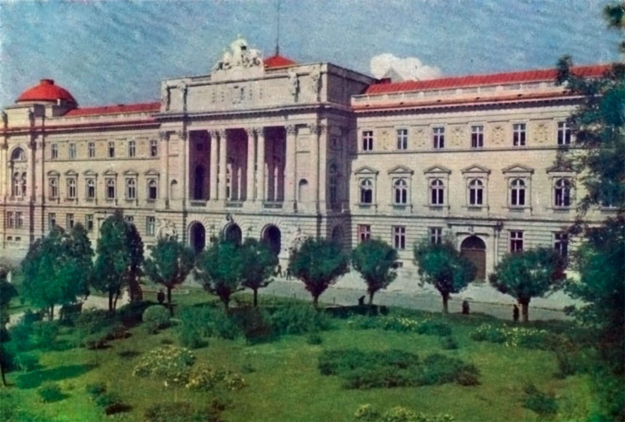 Зелені насадження перед головним корпусом Львівського державного університету імені Івана Франка. Фото 1970-1980-х років.