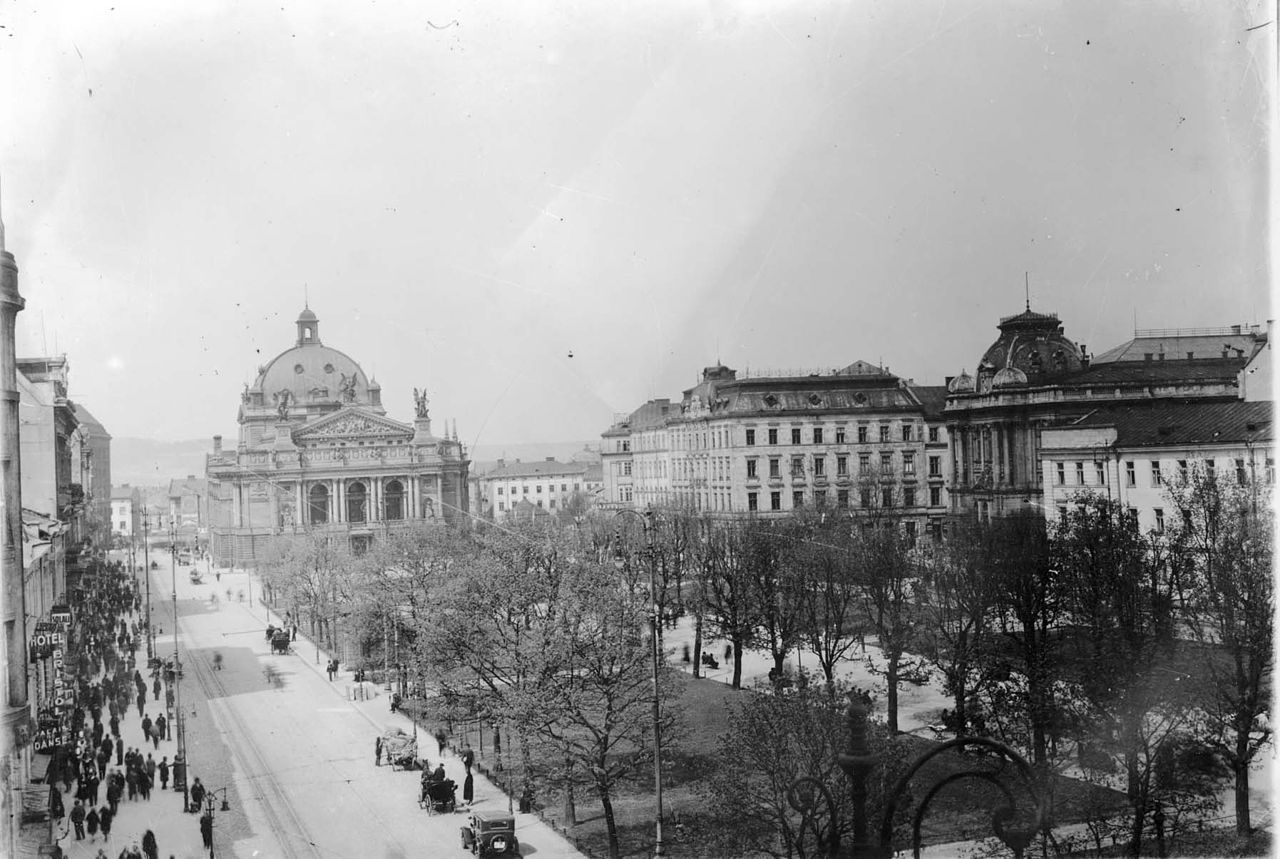 Вигляд проспекту Свободи на початку XX ст. після побудови Оперного театру. Фото початку XX ст.
