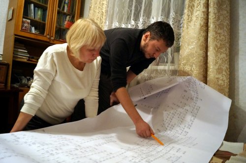 Ігор Гошовський із тіткою вивчають родинне дерево