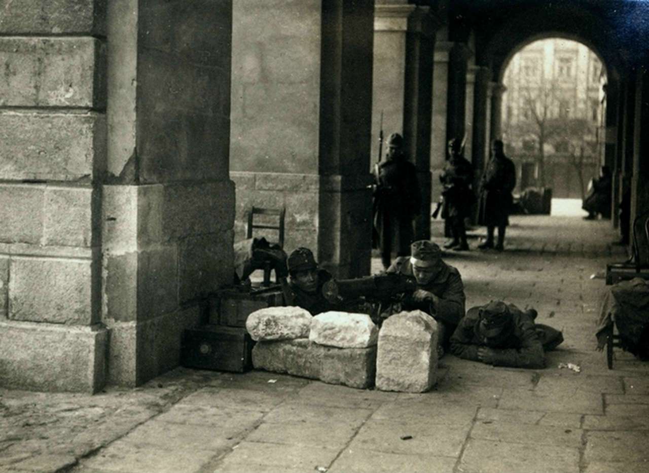 Українські позиції біля входу до ратуші, листопад 1918 року