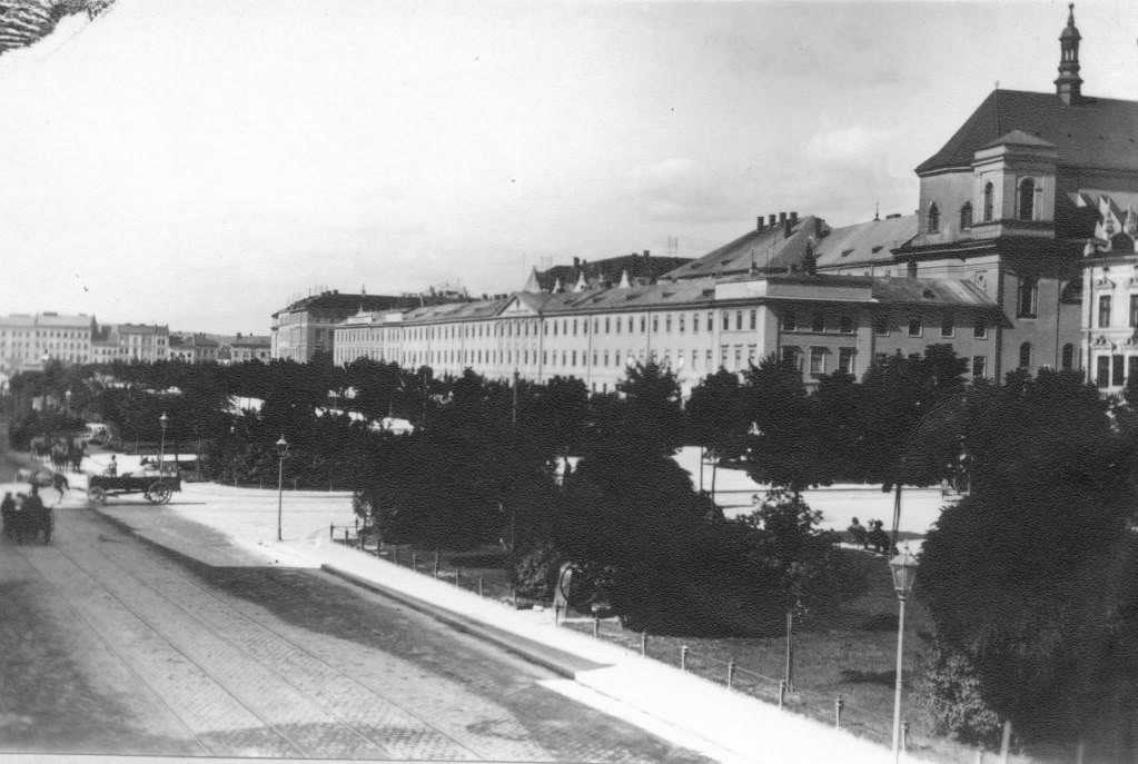 Дикастеріальний будинок на правій стороні проспекту Свободи, який було розібрано впродовж 1942-1947 рр.