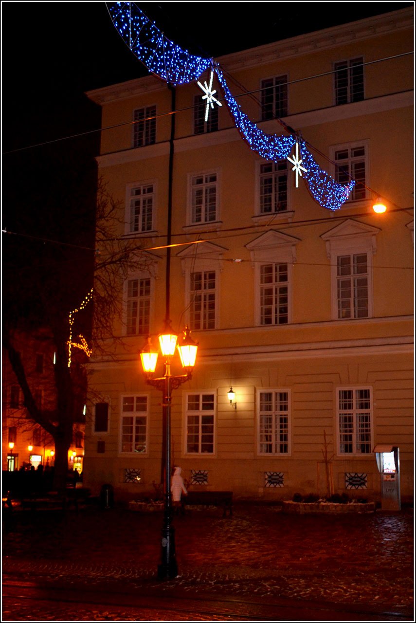 Ліхтарі біля Львівської міської ради. Фото Тетяна Жернова 2016 рік