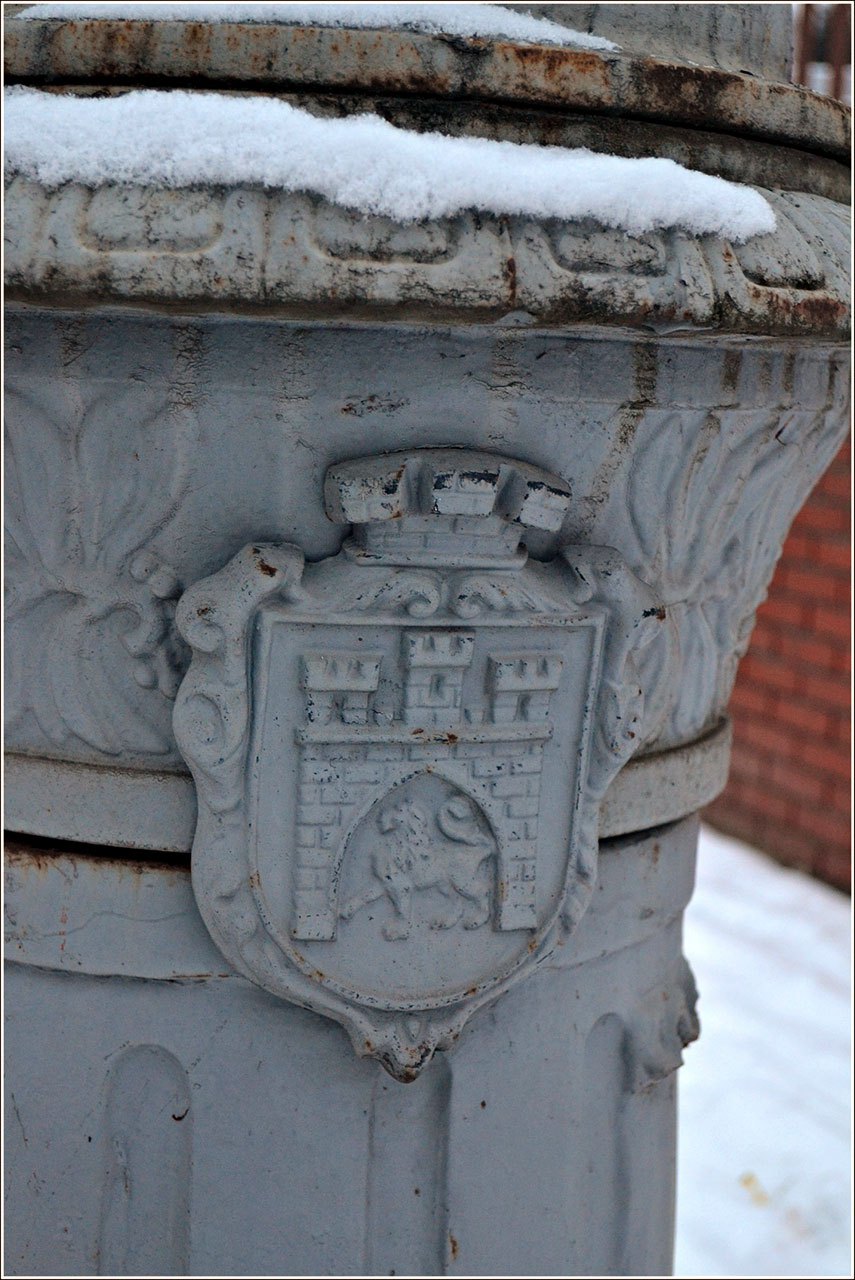 Ліхтарі з гербом міста, встановлені близько 1908 року , для яких застосовували вугільні стержні, вул. Івана Франка. Фото Тетяна Жернова 2016 рік