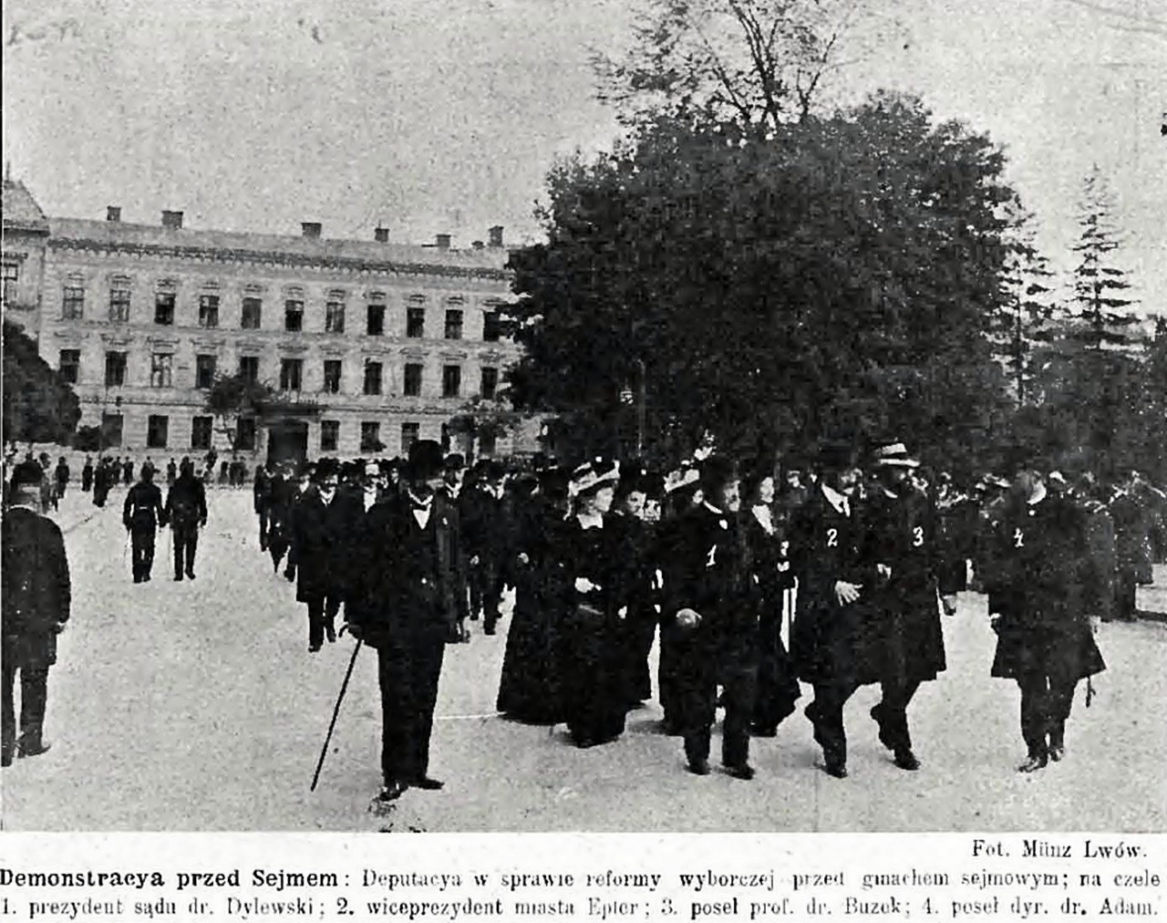 Демонстрація перед Галицьким сеймом щодо виборчої реформи у 1909 р. Джерело: „Nowości illustrowane” 1909, nr. 39