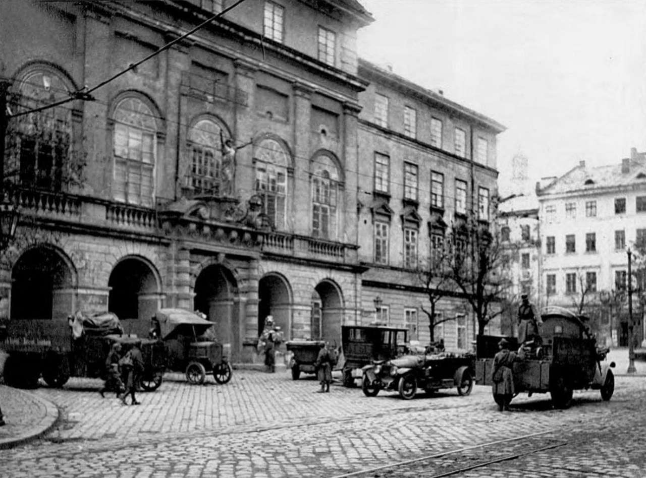Площа Ринок та ратуша у перші листопадові дні 1918 року