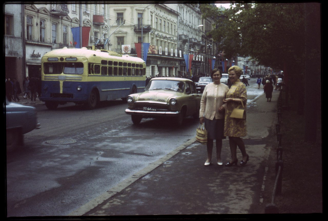 Теперішній проспект Свободи з тролейбусом - Ностальгійно: Львів на фотографіях 1960-70-х років