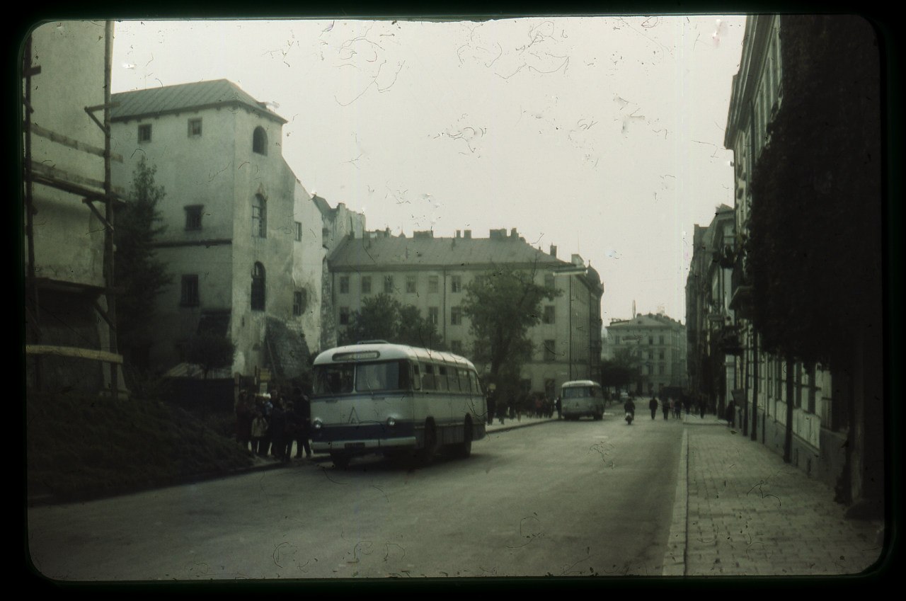 Автобусна зупинка на Валовій - Ностальгійно: Львів на фотографіях 1960-70-х років