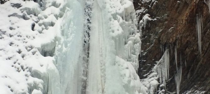 Неймовірне видовище: Водоспади Карпат застигли у чудернацьких формах (фото) Неймовірне видовище: Водоспади Карпат застигли у чудернацьких формах (фото)