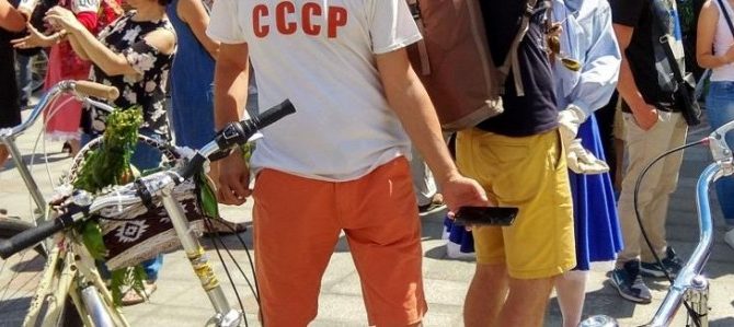 У Львові чоловік прийшов на ретро-свято в центрі міста у футболці з написом «СССР» (ФОТО) У Львові чоловік прийшов на ретро-свято в центрі міста у футболці з написом «СССР» (ФОТО)