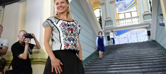Стильні та сучасні: у Львові педагоги з 36 країн світу продефілювали у національному вбранні Стильні та сучасні: у Львові педагоги з 36 країн світу продефілювали у національному вбранні