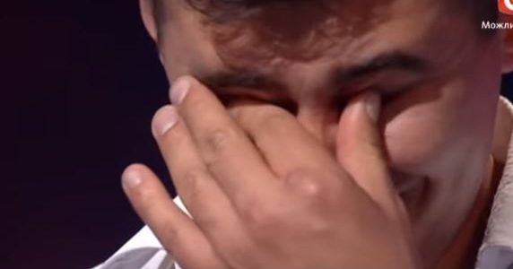 Судді аплодували стоячи, а зала ридала: хлопець з Прикарпаття вразив співом на шоу “Х-Фактор”(відео) Судді аплодували стоячи, а зала ридала: хлопець з Прикарпаття вразив співом на шоу “Х-Фактор”(відео)