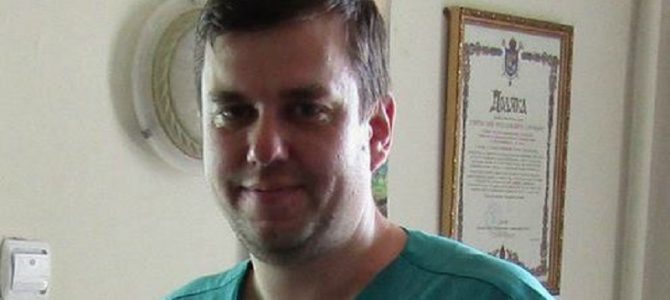 Капітан медичної служби Олексій Чапля. У найважчі часи оперував до 100 важких воїнів у день Капітан медичної служби Олексій Чапля. У найважчі часи оперував до 100 важких воїнів у день