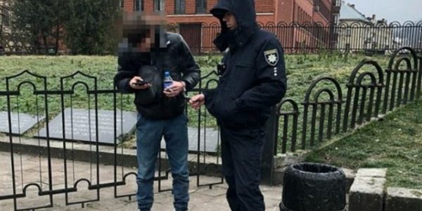 Львів’янин вкрав телефон у пасажирки маршрутки і на колінах просив у неї вибачення Львів’янин вкрав телефон у пасажирки маршрутки і на колінах просив у неї вибачення