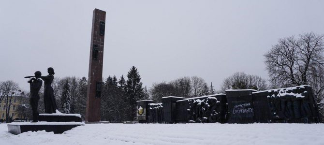 У Львові розпочинають демонтаж 30-метрової стели Монументу слави У Львові розпочинають демонтаж 30-метрової стели Монументу слави