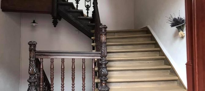 «Мрію зробити часточку Флоренції» ,- відома львівська художниця за власний рахунок реставрувала під’їзд у будинку та вхідні двері «Мрію зробити часточку Флоренції» ,- відома львівська художниця за власний рахунок реставрувала під’їзд у будинку та вхідні двері