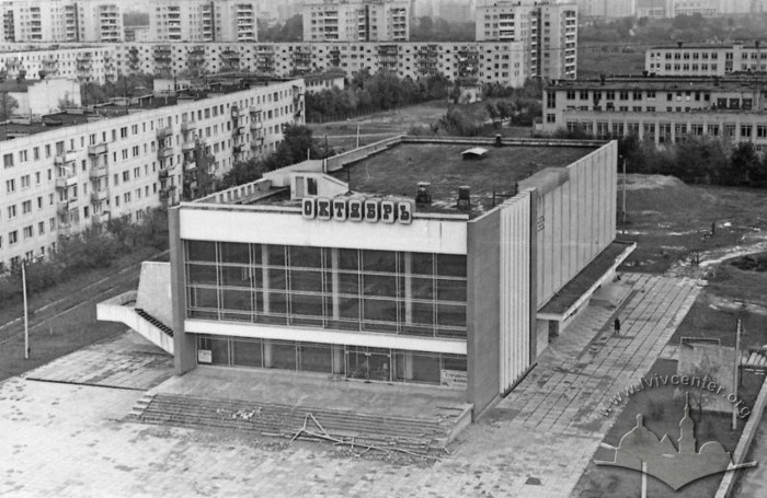Новозбудований кінотеатр ” Жовтень ” на вул. Любінська у Львові, фото 1978 року