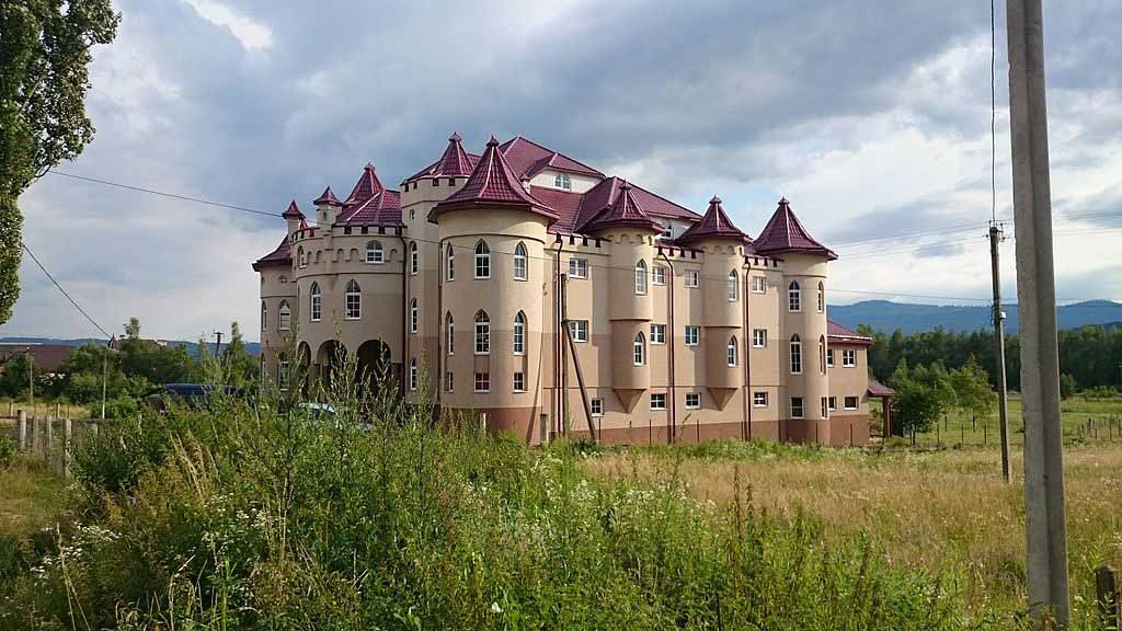 20 фото та відео найбагатшого села України: казкові палаци та розкішні вілли