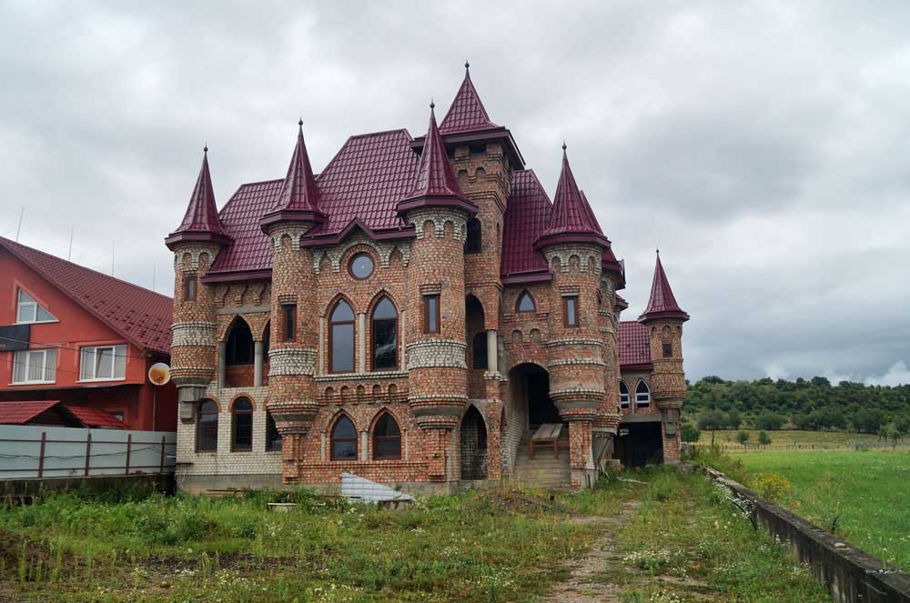 20 фото та відео найбагатшого села України: казкові палаци та розкішні вілли